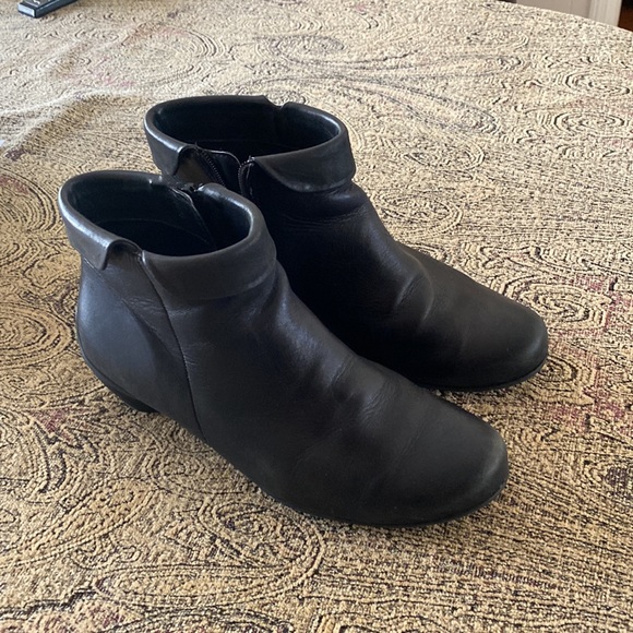 Very cute and comfortable Ecco black bootie. - Picture 9 of 10